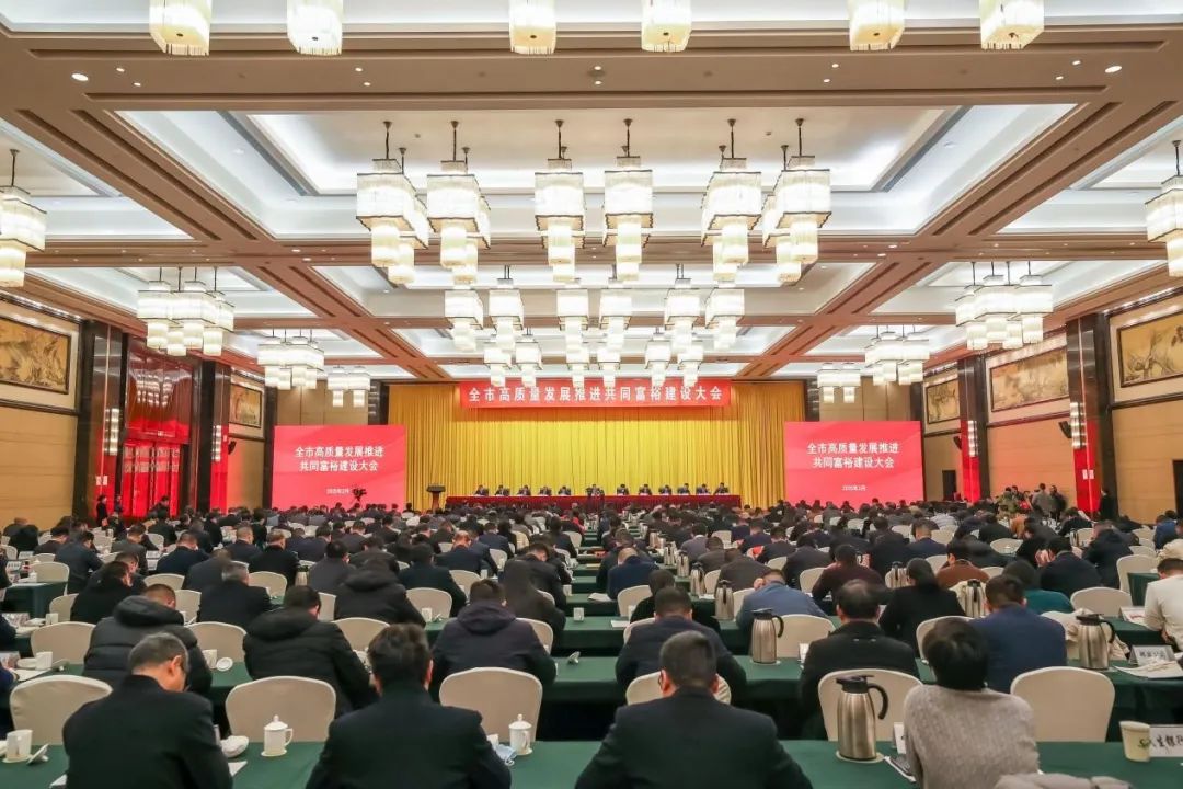 福蛇呈祥，載譽(yù)前行 雙鳥(niǎo)機(jī)械榮膺“富樂(lè)嵊州建設(shè)貢獻(xiàn)獎(jiǎng)” — 工業(yè)企業(yè)30強(qiáng)、工業(yè)商貿(mào)類(lèi)納稅20強(qiáng)兩項(xiàng)榮譽(yù)